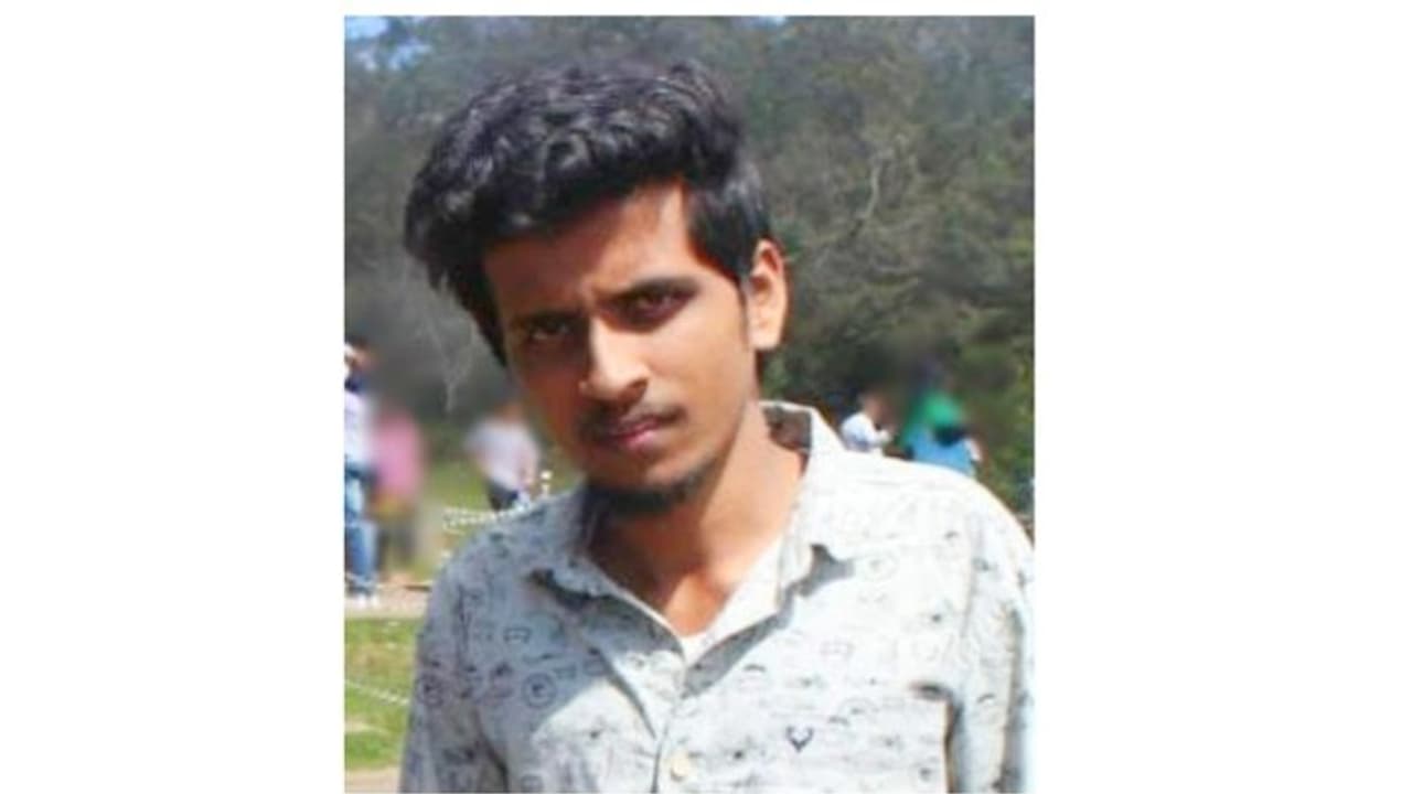 കളിക്കുന്നതിനിടയിൽ യുവാവ് കുഴഞ്ഞു വീണു മരിച്ചു കളിക്കുന്നതിനിടയിൽ യുവാവ് കുഴഞ്ഞു വീണു മരിച്ചു