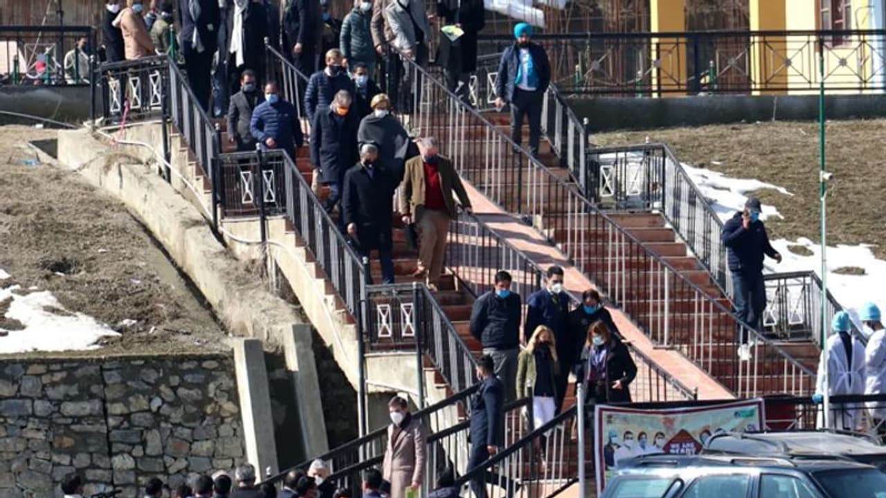 विदेशी राजनयिकों के सामने सेना ने खोली पाकिस्तान की पोल, सामने रख दिया आतंक परस्त का पूरा काला चिट्ठा विदेशी राजनयिकों के सामने सेना ने खोली पाकिस्तान की पोल, सामने रख दिया आतंक परस्त का पूरा काला चिट्ठा