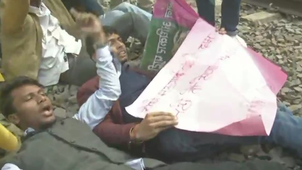 कृषि कानून के विरोध में 4 घंटे का रेल रोको आंदोलन शुरू, बिहार हरियाणा में पटरियों पर लेटे प्रदर्शनकारी कृषि कानून के विरोध में 4 घंटे का रेल रोको आंदोलन शुरू, बिहार हरियाणा में पटरियों पर लेटे प्रदर्शनकारी