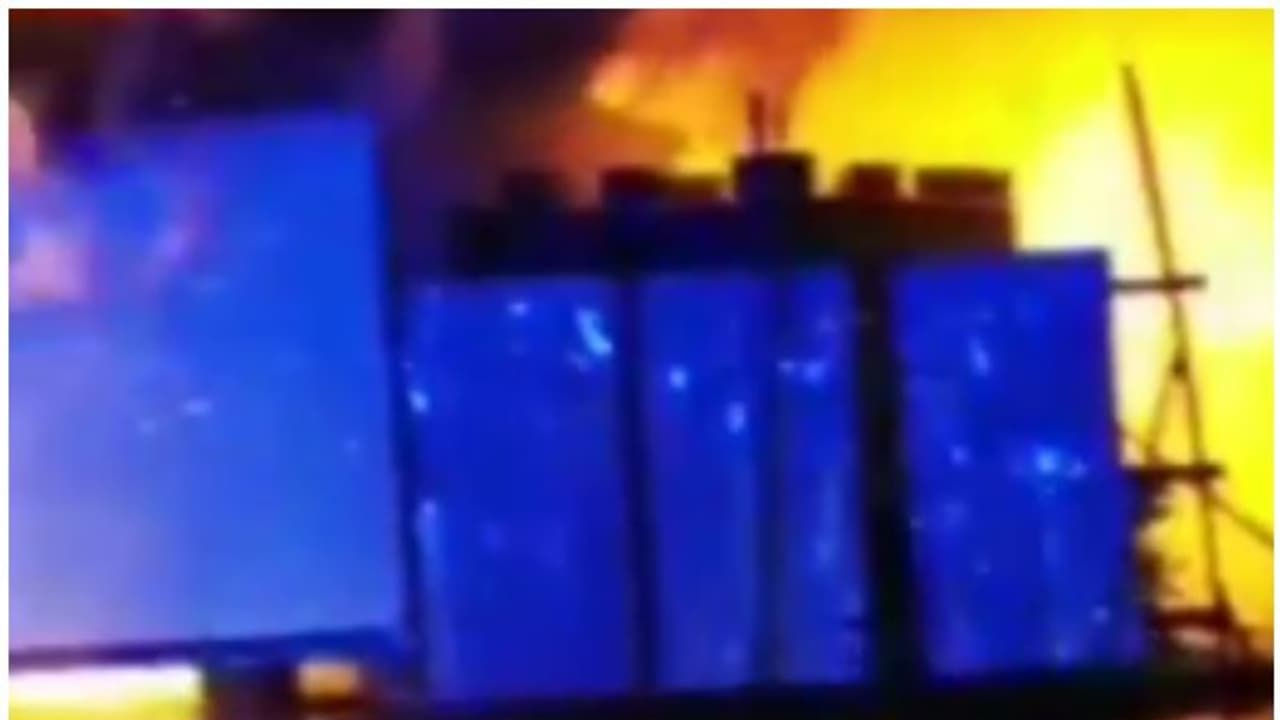 ഒമാനില് കാരവാന് തീപ്പിടിച്ചു ഒമാനില് കാരവാന് തീപ്പിടിച്ചു