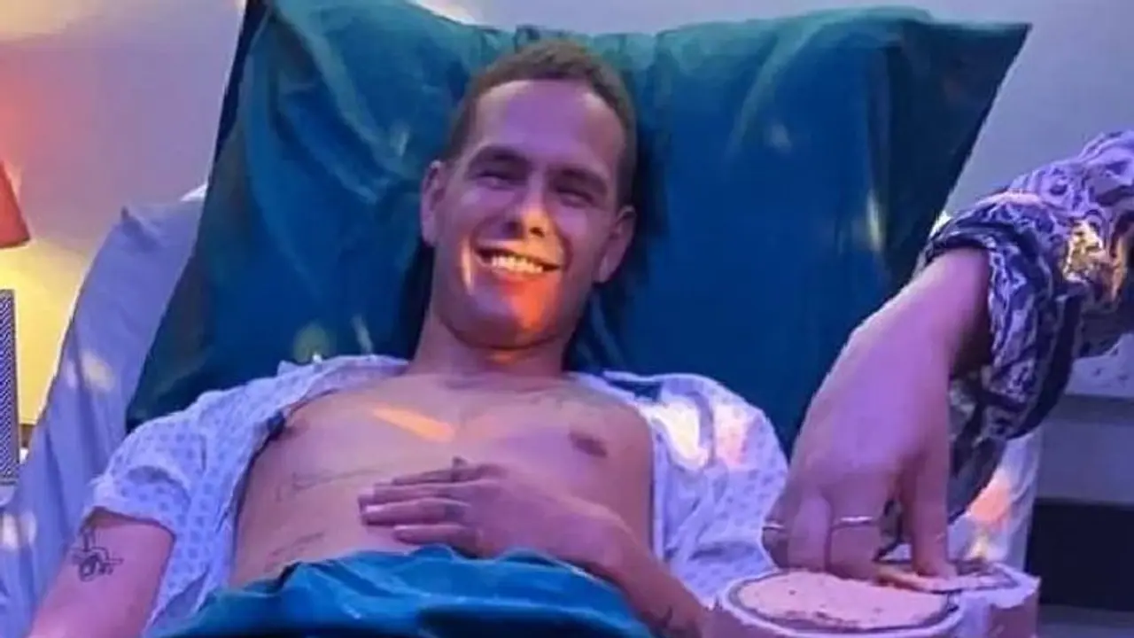 ആശുപത്രി കിടക്കയില് ഒരു മനുഷ്യന്; ഇതൊരു കേക്ക് ആണെന്ന് തോന്നുന്നുണ്ടോ? വൈറലായി ചിത്രം! ആശുപത്രി കിടക്കയില് ഒരു മനുഷ്യന്; ഇതൊരു കേക്ക് ആണെന്ന് തോന്നുന്നുണ്ടോ? വൈറലായി ചിത്രം!