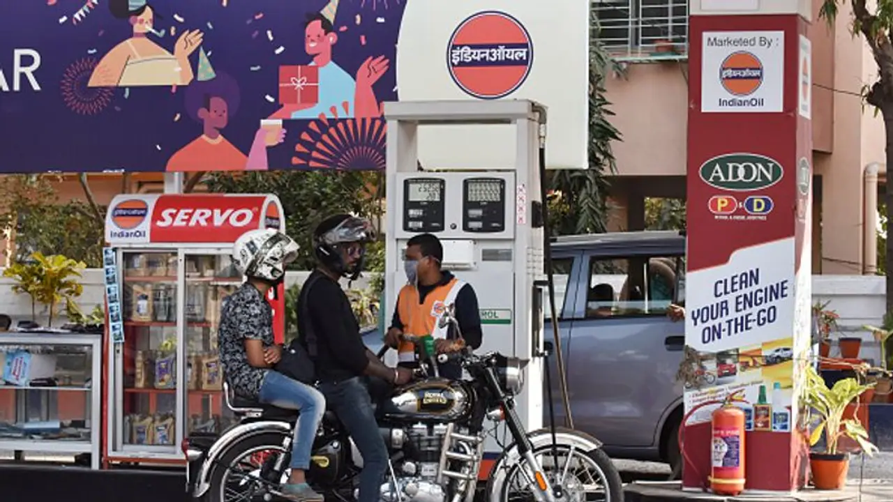 আজ পেট্রোলের কী দাম কলকাতায়, সেঞ্চুরি হাঁকাবার অপেক্ষায় ডিজেল, রইল সারা দেশের জ্বালানীর দর আজ পেট্রোলের কী দাম কলকাতায়, সেঞ্চুরি হাঁকাবার অপেক্ষায় ডিজেল, রইল সারা দেশের জ্বালানীর দর