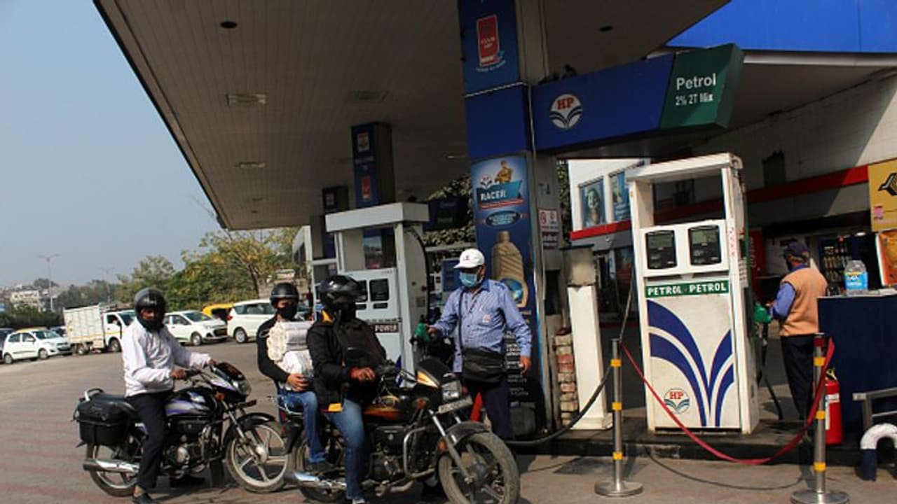 আজ পেট্রোলের দাম কমল কি কলকাতায়, সেঞ্চুরি হাঁকাবার অপেক্ষায় ডিজেল দেশের কোন শহরে 