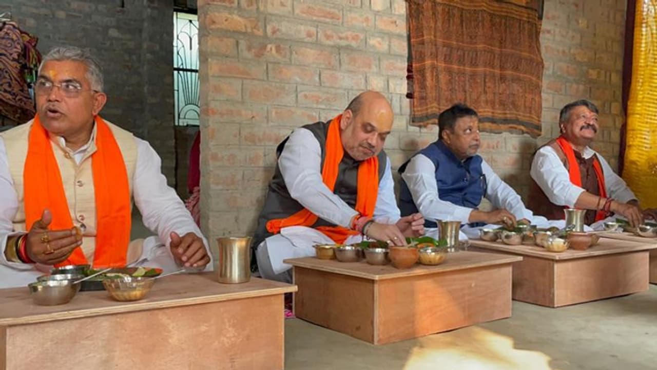 बंगाल: अमित शाह ने परिवर्तन यात्रा को दिखाई हरी झंडी, महिलाओं को 33% आरक्षण का किया वादा बंगाल: अमित शाह ने परिवर्तन यात्रा को दिखाई हरी झंडी, महिलाओं को 33% आरक्षण का किया वादा