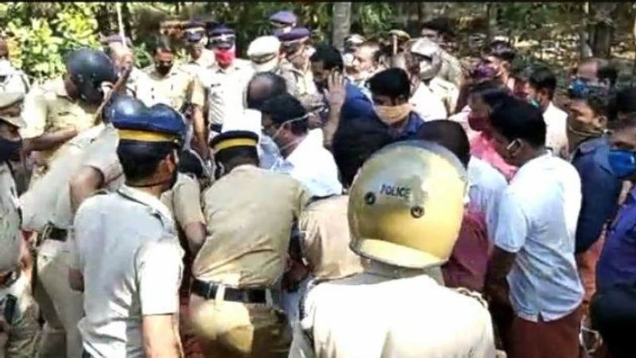 കണ്ണൂർ പൊയിലൂരിൽ പ്രവർത്തനം പുനരാരംഭിച്ച കരിങ്കൽ ക്വാറിക്കെതിരെ പ്രതിഷേധം, 40 ഓളം പേർ അറസ്റ്റിൽ കണ്ണൂർ പൊയിലൂരിൽ പ്രവർത്തനം പുനരാരംഭിച്ച കരിങ്കൽ ക്വാറിക്കെതിരെ പ്രതിഷേധം, 40 ഓളം പേർ അറസ്റ്റിൽ