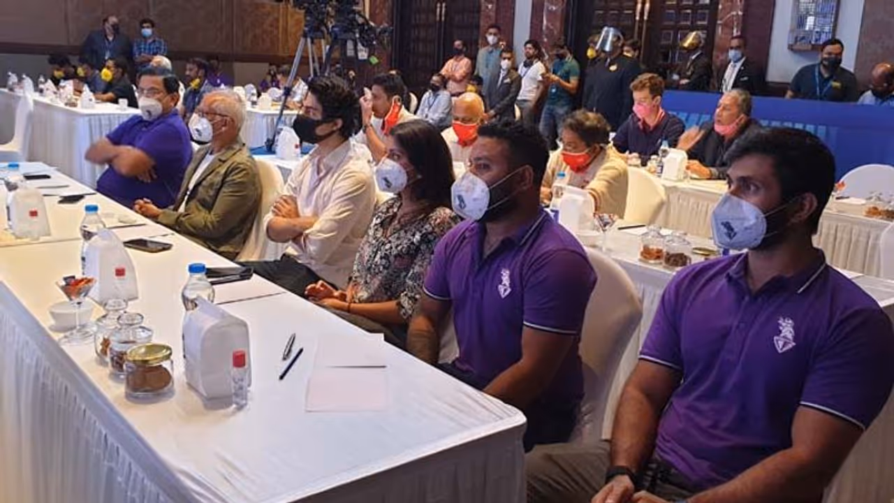 IPL Auction 2021: पहली आईपीएल के ऑक्शन में दिखा शाहरुख का बेटा, जूही की बेटी भी आई नजर IPL Auction 2021: पहली आईपीएल के ऑक्शन में दिखा शाहरुख का बेटा, जूही की बेटी भी आई नजर