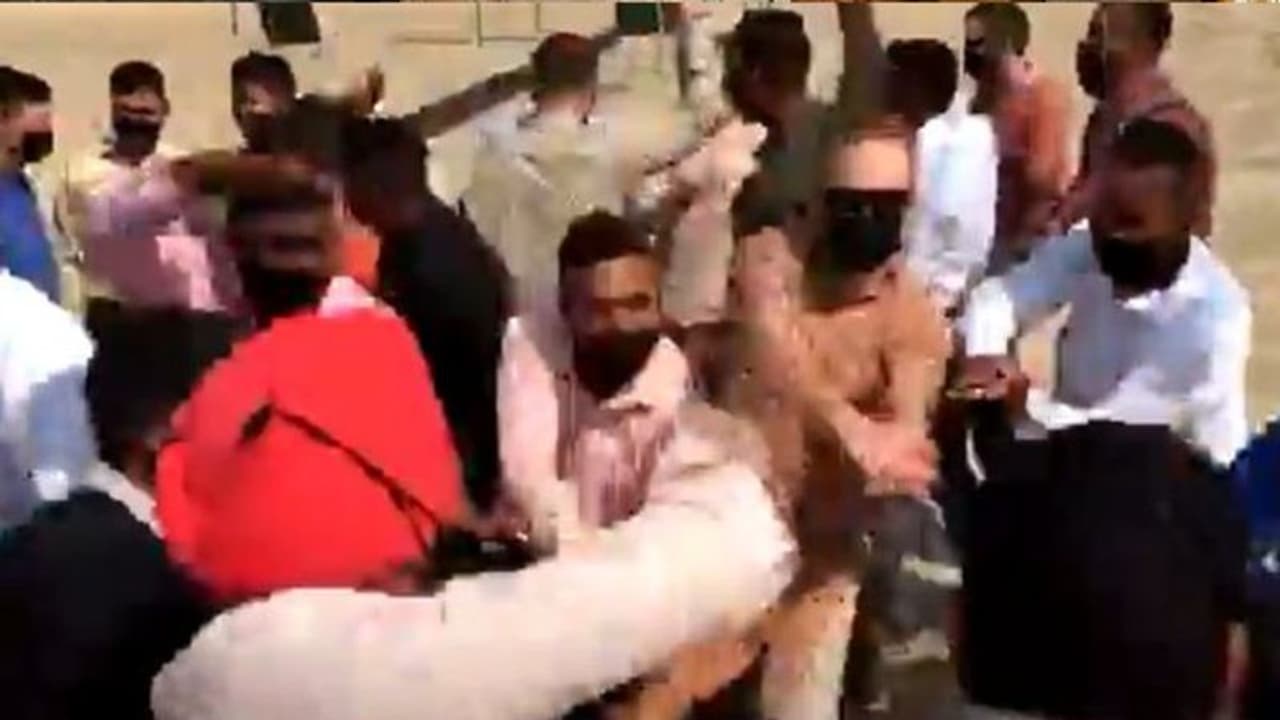 কুর্তা পরে ভারতীয়দের সঙ্গে মার্কিন সৈন্যদের '৩ পেগ' নাচ, বসন্ত পঞ্চমীর ভিডিও ভাইরাল, দেখুন কুর্তা পরে ভারতীয়দের সঙ্গে মার্কিন সৈন্যদের '৩ পেগ' নাচ, বসন্ত পঞ্চমীর ভিডিও ভাইরাল, দেখুন