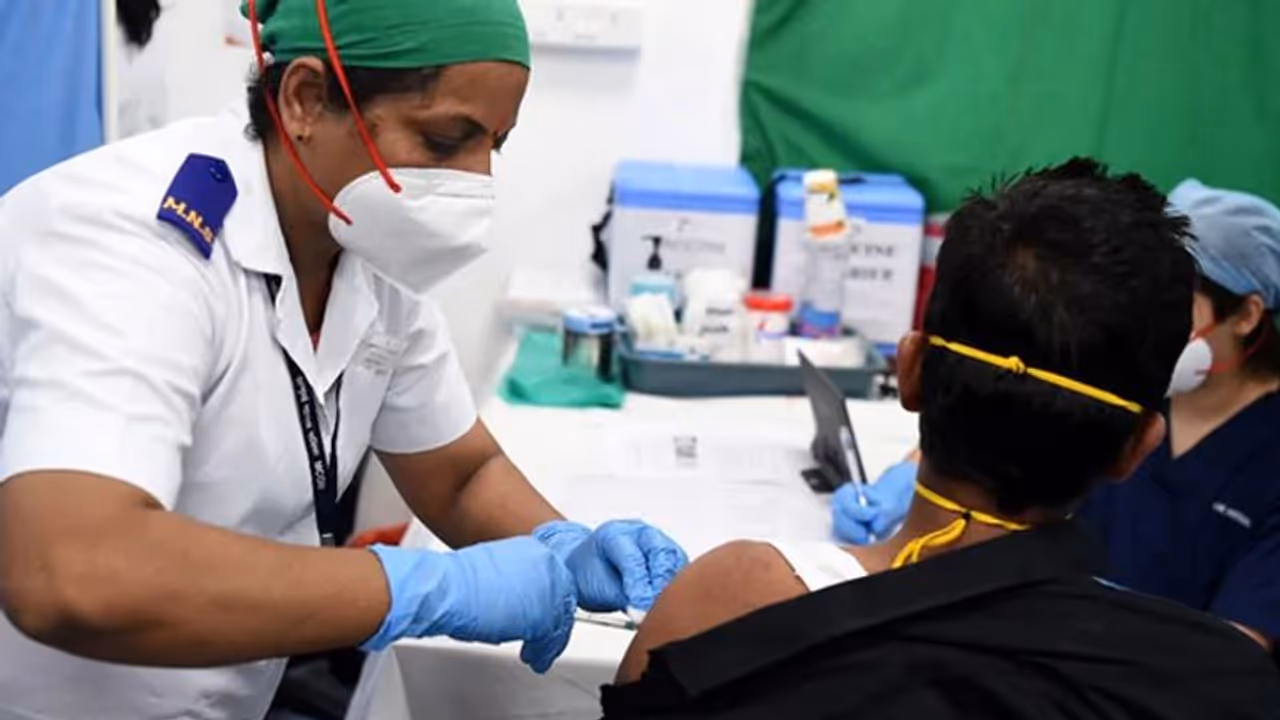 కోవిడ్ వ్యాక్సిన్ తీసుకున్న మండలి ఛైర్మన్, అసెంబ్లీ కార్యదర్శి, సీఎస్ కోవిడ్ వ్యాక్సిన్ తీసుకున్న మండలి ఛైర్మన్, అసెంబ్లీ కార్యదర్శి, సీఎస్