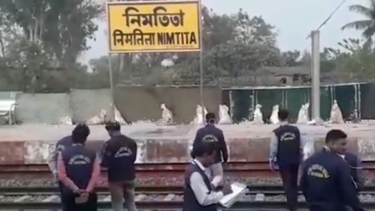 একদিন পরও টাটকা বিস্ফোরণের চিহ্ন, নিমতিতার তদন্তে নেমে ধোঁয়াশায় CID একদিন পরও টাটকা বিস্ফোরণের চিহ্ন, নিমতিতার তদন্তে নেমে ধোঁয়াশায় CID