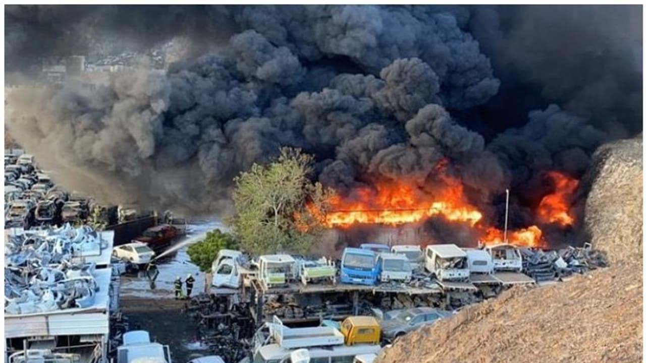 ഒമാനിലെ വാദി കബീർ വ്യവസായ മേഖലയിൽ വൻ അഗ്നിബാധ ഒമാനിലെ വാദി കബീർ വ്യവസായ മേഖലയിൽ വൻ അഗ്നിബാധ