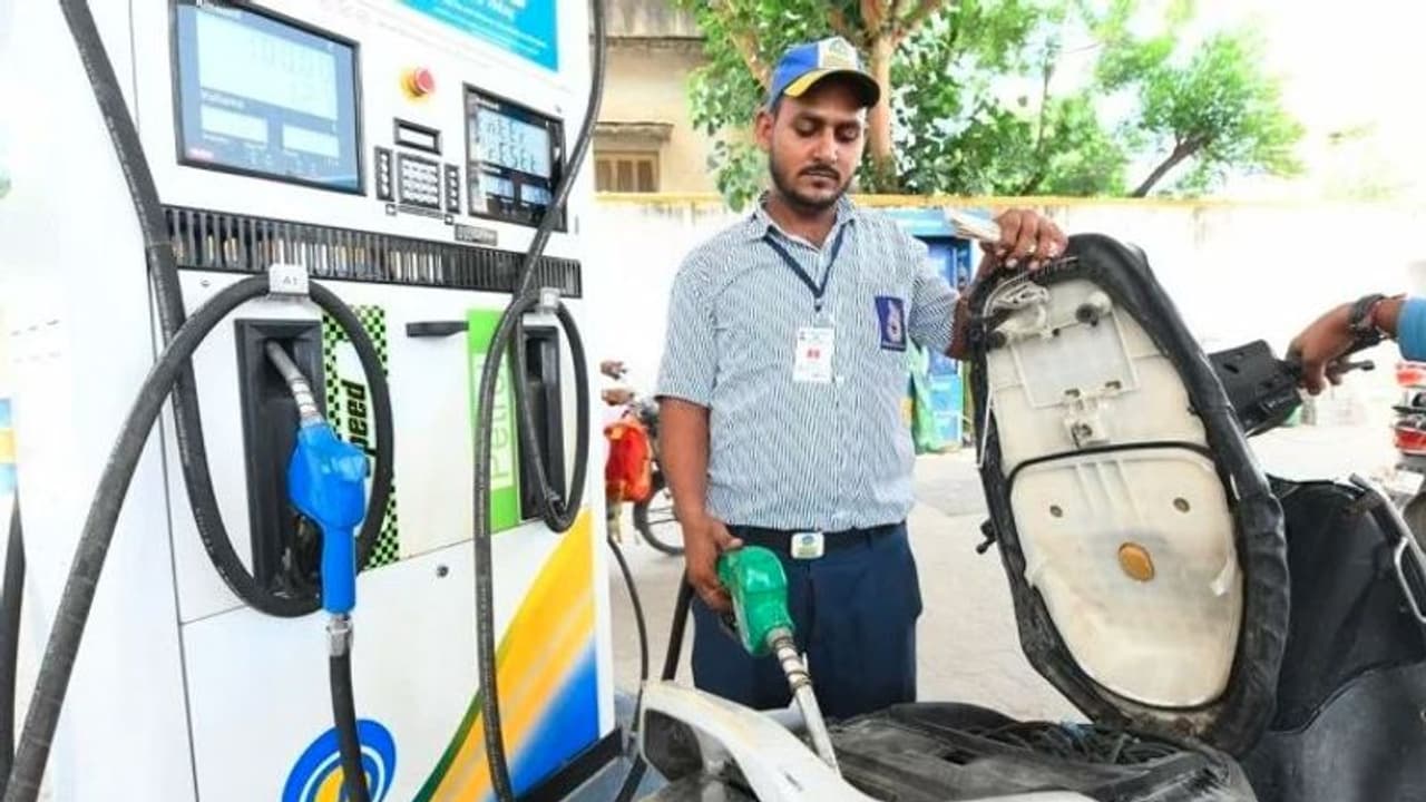 సామాన్యులను భయపెడుతున్న పెట్రోల్, డీజిల్ ధరలు.. వరుసగా 11వ రోజు కూడా పెంపు.. సామాన్యులను భయపెడుతున్న పెట్రోల్, డీజిల్ ధరలు.. వరుసగా 11వ రోజు కూడా పెంపు..