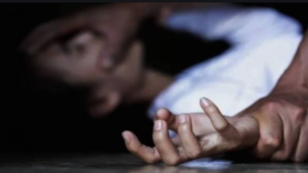 గదికి పిలిచి అక్కాచెల్లెళ్లపై అత్యాచారం.. ఒకరి అరెస్ట్..! గదికి పిలిచి అక్కాచెల్లెళ్లపై అత్యాచారం.. ఒకరి అరెస్ట్..!