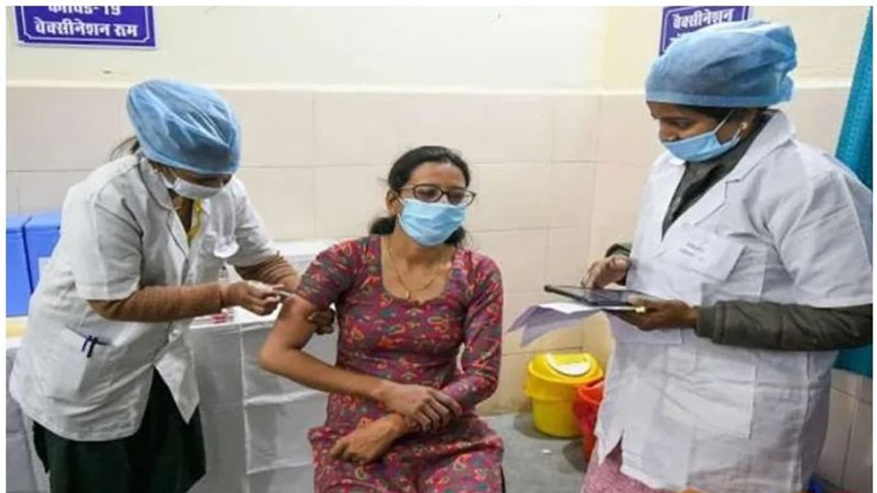 രാജ്യത്ത് കൊവിഡ് വാക്സീൻ സ്വീകരിച്ചവരുടെ എണ്ണം ഒരു കോടി പിന്നിട്ടു രാജ്യത്ത് കൊവിഡ് വാക്സീൻ സ്വീകരിച്ചവരുടെ എണ്ണം ഒരു കോടി പിന്നിട്ടു