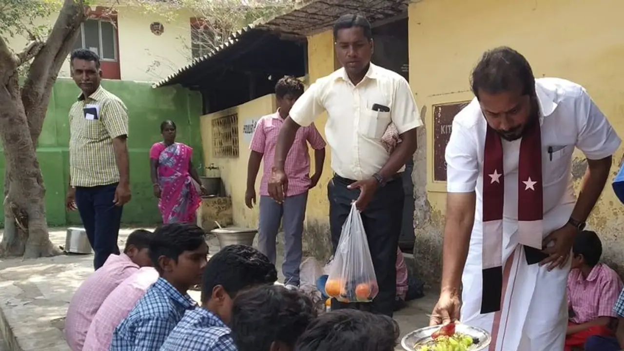 பள்ளிக்கூடதிற்குள் நுழைந்து மாணவர்களுக்கு சாப்பாடு பரிமாறிய எம்எல்ஏ.. பழங்களை கொடுத்து மகிழ்ந்த அன்சாரி. பள்ளிக்கூடதிற்குள் நுழைந்து மாணவர்களுக்கு சாப்பாடு பரிமாறிய எம்எல்ஏ.. பழங்களை கொடுத்து மகிழ்ந்த அன்சாரி.
