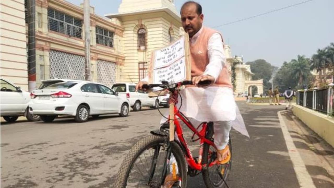 पेट्रोल डीजल और रसोई गैस के बढ़े दाम, बिहार में साइकिल और चूल्हा लेकर विधानसभा पहुंचे विधायक पेट्रोल डीजल और रसोई गैस के बढ़े दाम, बिहार में साइकिल और चूल्हा लेकर विधानसभा पहुंचे विधायक