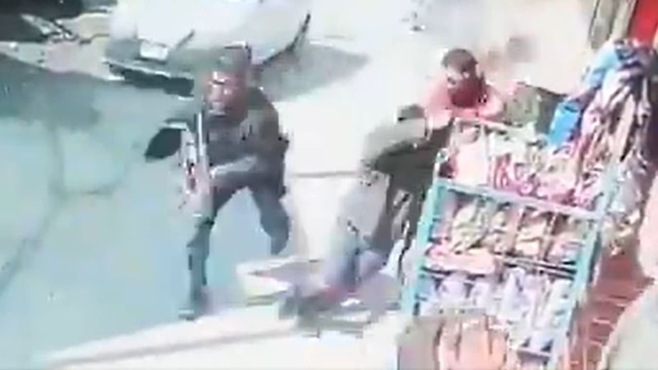 ಶ್ರೀನಗರ ಪೊಲೀಸರ ಮೇಲೆ ಉಗ್ರರ ಗುಂಡಿನ ದಾಳಿ; ಬೆಚ್ಚಿ ಬೀಳಿಸುವ CCTV ದಶ್ಯ! ಶ್ರೀನಗರ ಪೊಲೀಸರ ಮೇಲೆ ಉಗ್ರರ ಗುಂಡಿನ ದಾಳಿ; ಬೆಚ್ಚಿ ಬೀಳಿಸುವ CCTV ದಶ್ಯ!