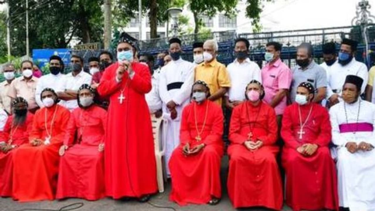 50 ദിവസമായി സെക്രട്ടേറിയറ്റിന് മുന്നിൽ നടത്തിവന്ന സമരം അവസാനിപ്പിച്ച് യാക്കോബായ സഭ 50 ദിവസമായി സെക്രട്ടേറിയറ്റിന് മുന്നിൽ നടത്തിവന്ന സമരം അവസാനിപ്പിച്ച് യാക്കോബായ സഭ