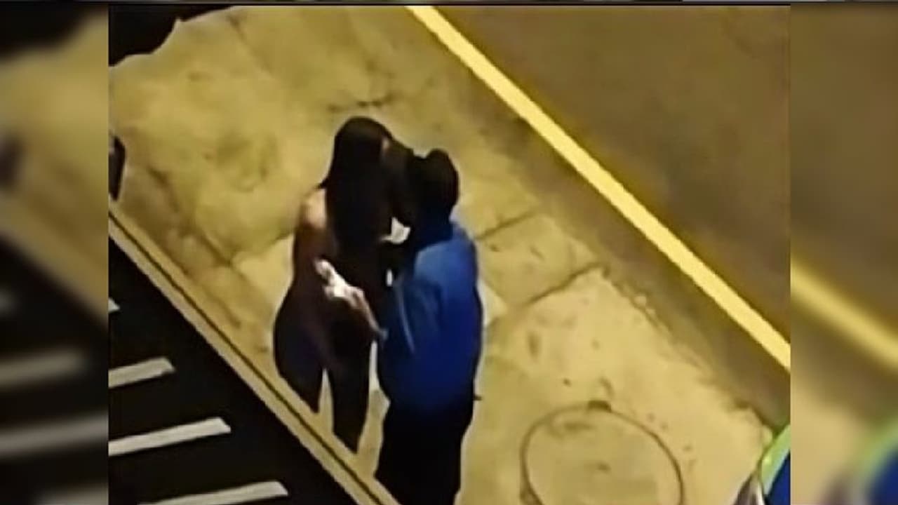 ঘুস হিসাবে নিলেন সুন্দরী যুবতীর চুম্বন, ঠোটের টানেই মহামারিকালে কাজ হারালেন পুলিশ কর্তা ঘুস হিসাবে নিলেন সুন্দরী যুবতীর চুম্বন, ঠোটের টানেই মহামারিকালে কাজ হারালেন পুলিশ কর্তা