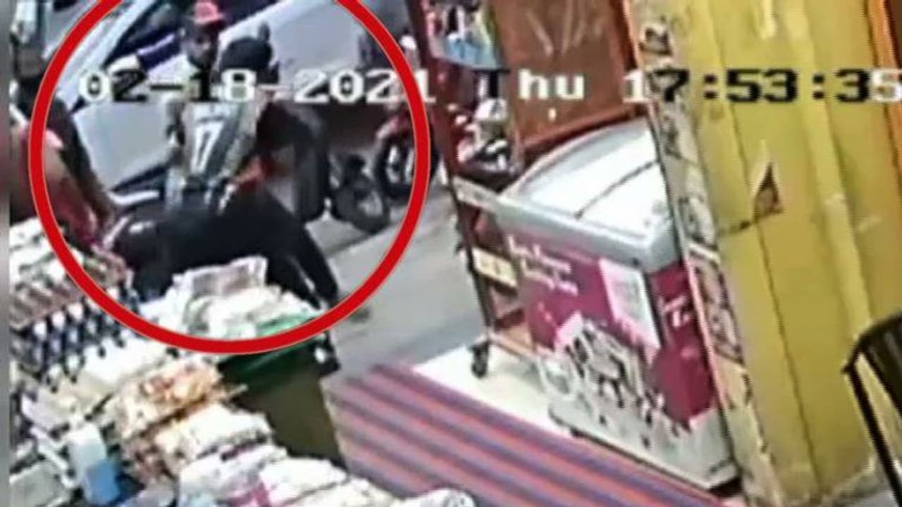 ബേക്കറി ഉടമയെ ഗുണ്ടാ സംഘം കടയിൽ കയറി കുത്തിപരിക്കേൽപ്പിച്ചു ബേക്കറി ഉടമയെ ഗുണ്ടാ സംഘം കടയിൽ കയറി കുത്തിപരിക്കേൽപ്പിച്ചു