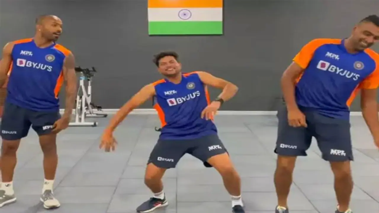 ‘వాతీ కమింగ్’ డ్యాన్స్ అదరగొట్టిన అశ్విన్, హార్దిక్ ‘వాతీ కమింగ్’ డ్యాన్స్ అదరగొట్టిన అశ్విన్, హార్దిక్