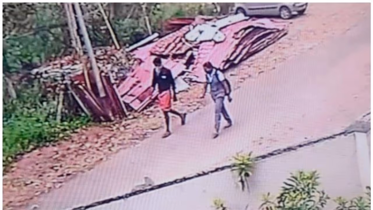 പള്ളിവാസൽ കൊലപാതകം; പ്രതിയെന്ന് സംശയിക്കുന്ന പെൺകുട്ടിയുടെ ബന്ധു തൂങ്ങി മരിച്ച നിലയിൽ പള്ളിവാസൽ കൊലപാതകം; പ്രതിയെന്ന് സംശയിക്കുന്ന പെൺകുട്ടിയുടെ ബന്ധു തൂങ്ങി മരിച്ച നിലയിൽ