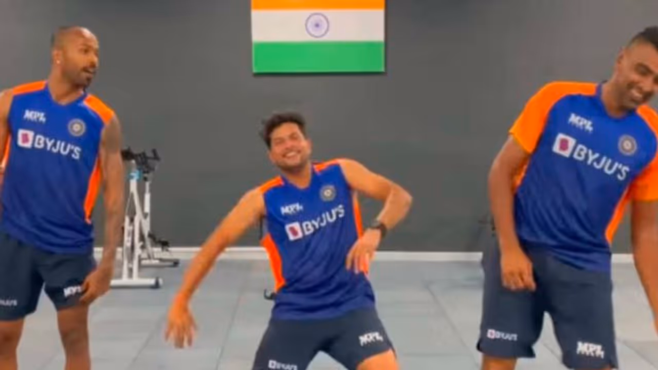 'ভাথি কামিং' এর তালে তুমুল নাচ অশ্বিন, পান্ডিয়া, কুলদীপের, দেখুন ভাইরাল ভিডিও 'ভাথি কামিং' এর তালে তুমুল নাচ অশ্বিন, পান্ডিয়া, কুলদীপের, দেখুন ভাইরাল ভিডিও