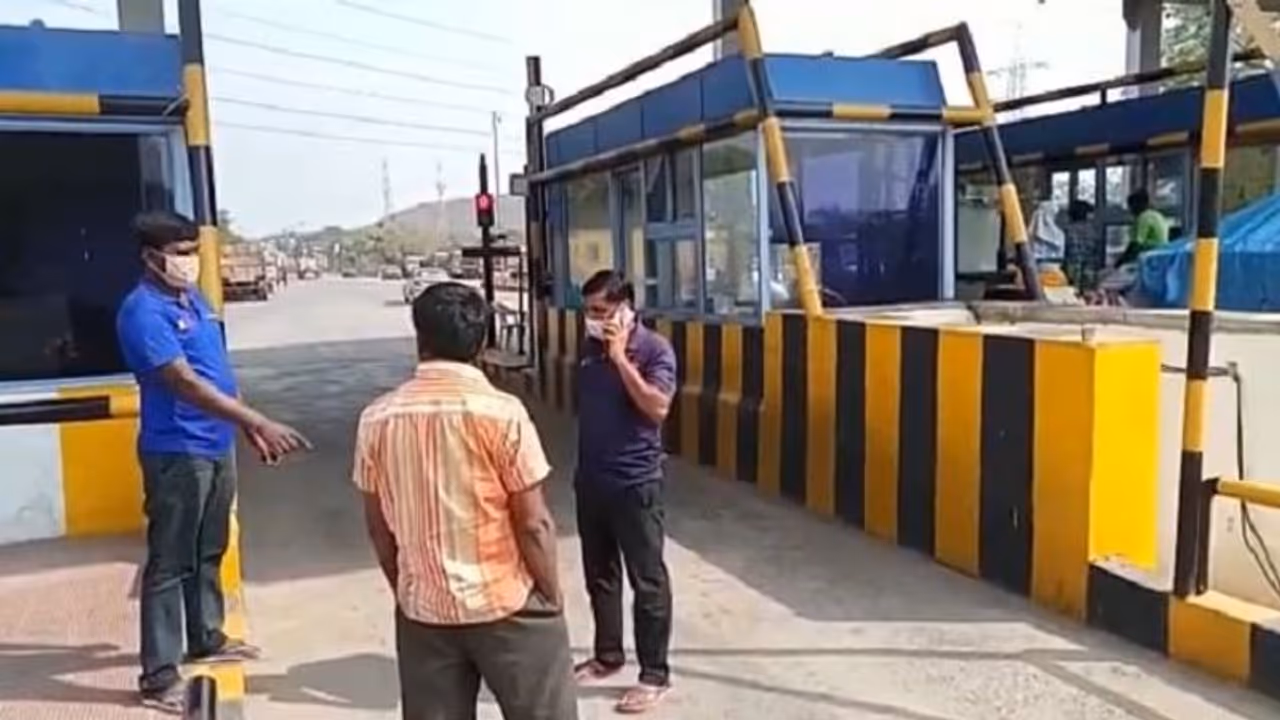 పెద్దపల్లి టోల్ గేట్ లో కరోనా కలకలం.. పదిమందికి పాజిటివ్ ( వీడియో ) పెద్దపల్లి టోల్ గేట్ లో కరోనా కలకలం.. పదిమందికి పాజిటివ్ ( వీడియో )