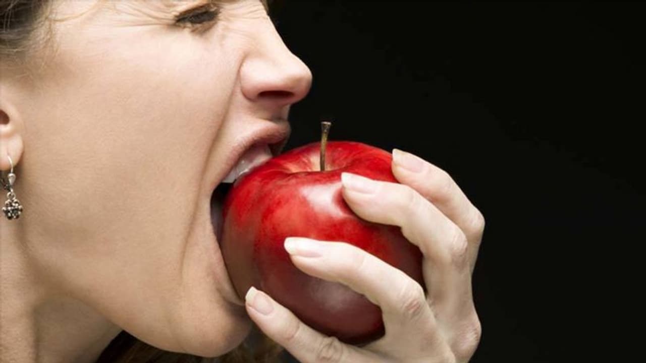 சும்மா சொல்லல 'ஆப்பிள்' சப்பிட்டும் போது இந்த உணவுகளை சாப்பிட்டால் பெரிய ஆபத்து இருக்கு!! 