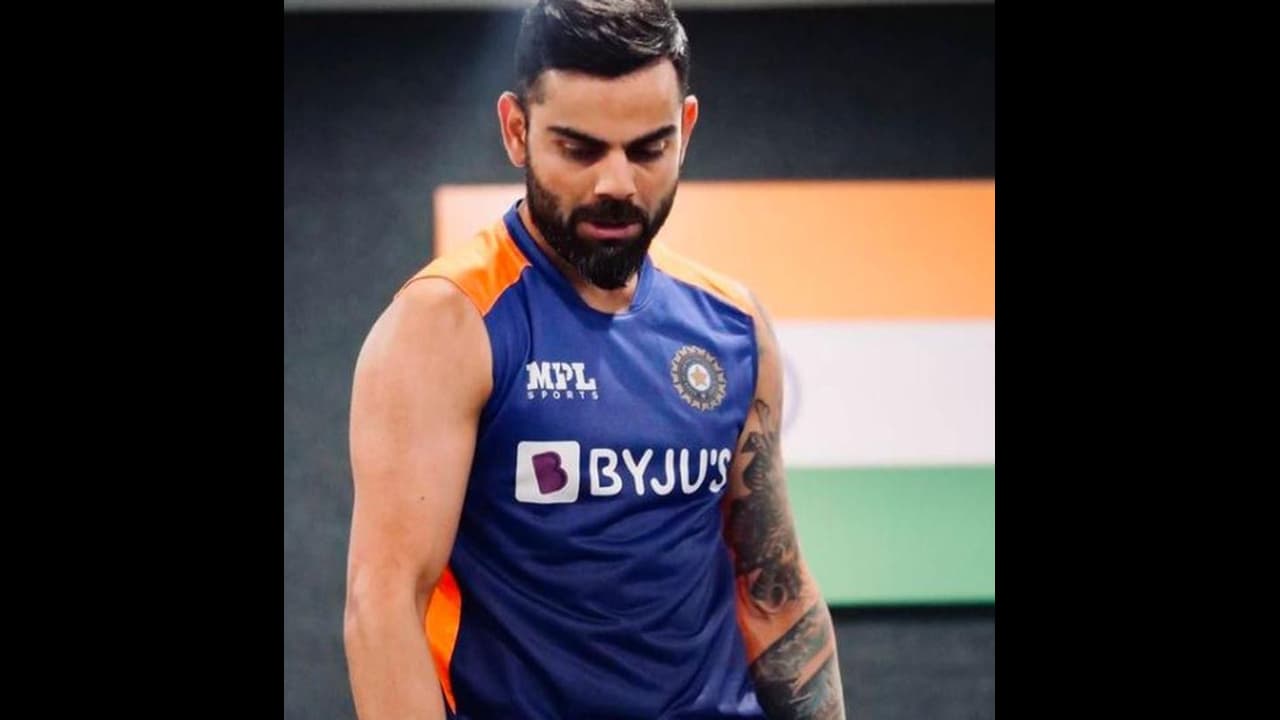 స్టీవ్ స్మిత్ ని ఇమిటేట్ చేసిన విరాట్ కోహ్లీ.. వీడియో వైరల్