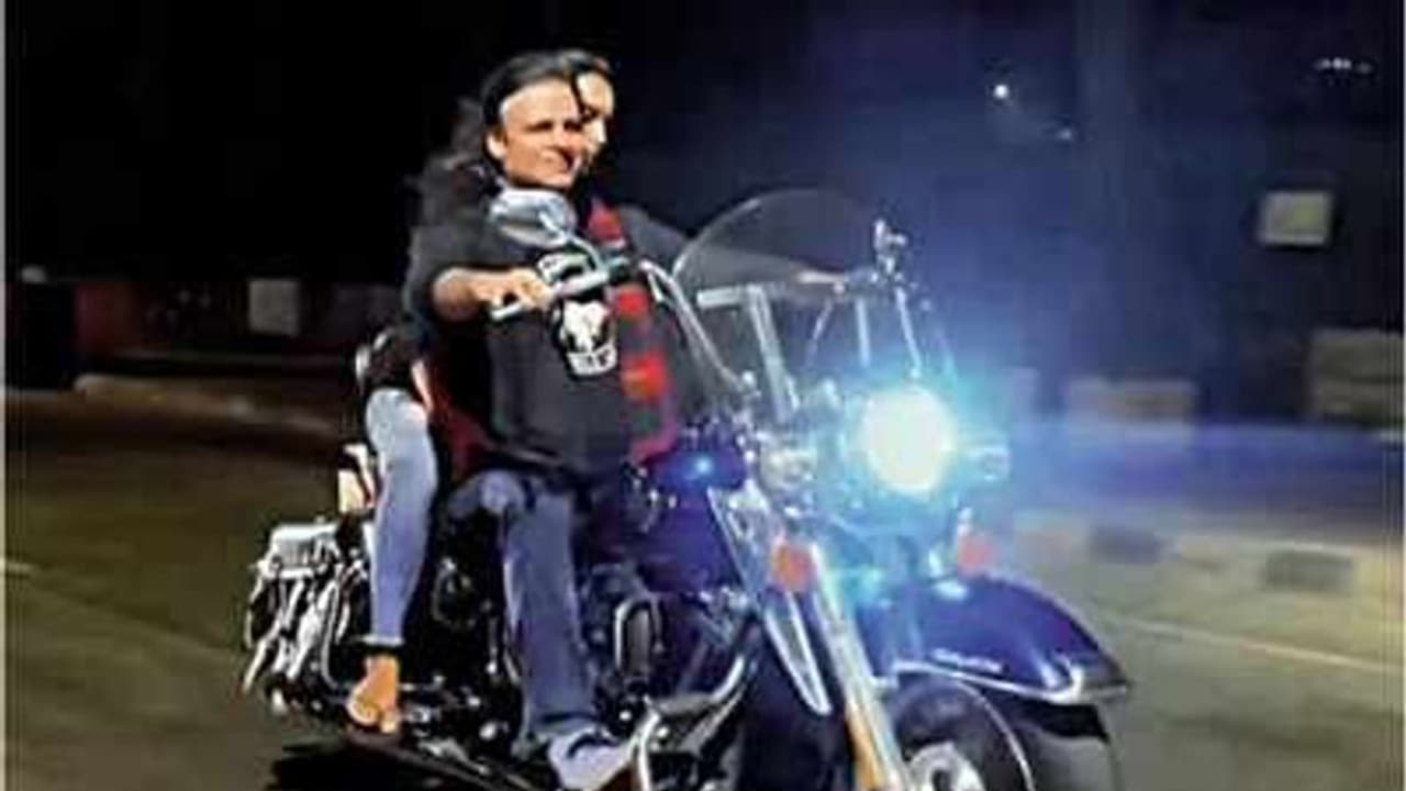 নেই মাস্ক, নেই হেলমেট, ভ্যালেন্টাইন্স ডে তে প্রেম করতে বেরিয়ে পুলিশের খপ্পরে বিবেক নেই মাস্ক, নেই হেলমেট, ভ্যালেন্টাইন্স ডে তে প্রেম করতে বেরিয়ে পুলিশের খপ্পরে বিবেক