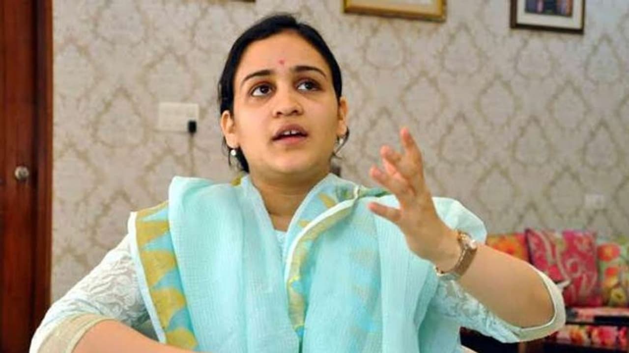 मुलायम की बहू ने राम मंदिर के लिए दिया 11 लाख का चंदा, कहा परिवार के फैसलों के लिए मैं जिम्मेदार नहीं हूं मुलायम की बहू ने राम मंदिर के लिए दिया 11 लाख का चंदा, कहा परिवार के फैसलों के लिए मैं जिम्मेदार नहीं हूं