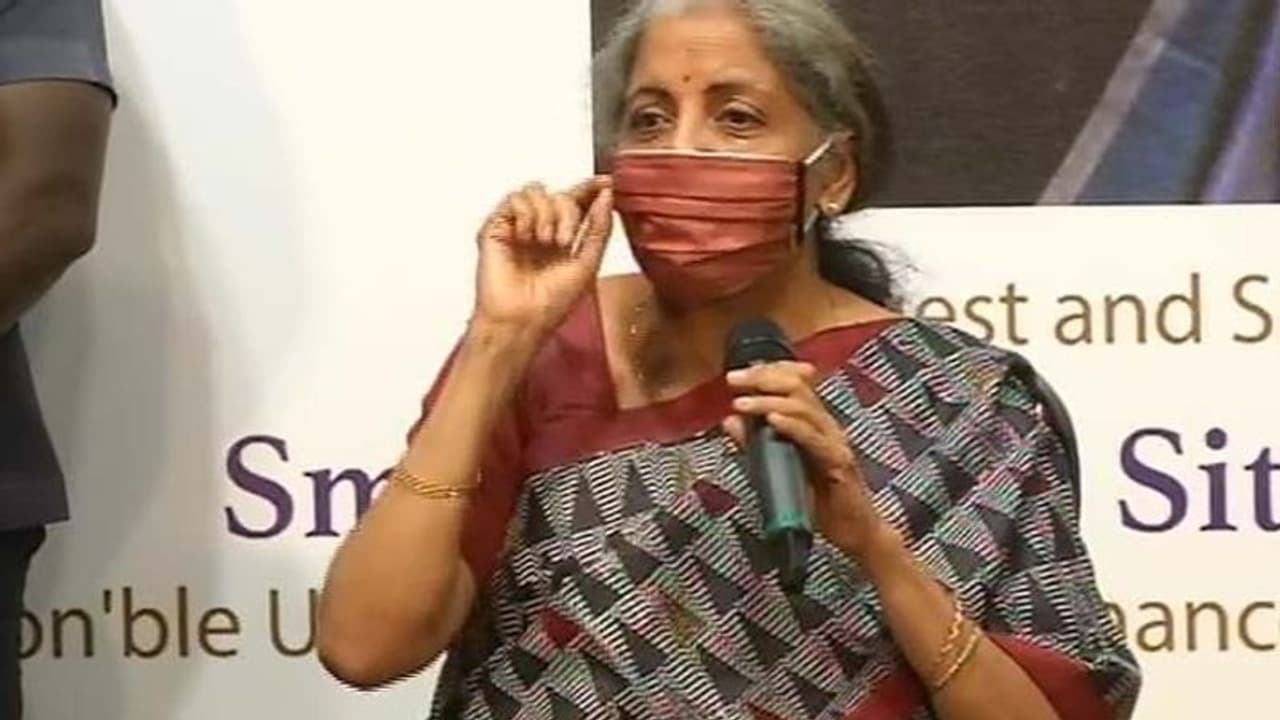 ഇന്ധന വിലവര്ധന; കേന്ദ്രവും സംസ്ഥാനങ്ങളും ഒരുമിച്ച് പരിഹാരം കാണണമെന്ന് നിര്മ്മല സീതാരാമന് ഇന്ധന വിലവര്ധന; കേന്ദ്രവും സംസ്ഥാനങ്ങളും ഒരുമിച്ച് പരിഹാരം കാണണമെന്ന് നിര്മ്മല സീതാരാമന്