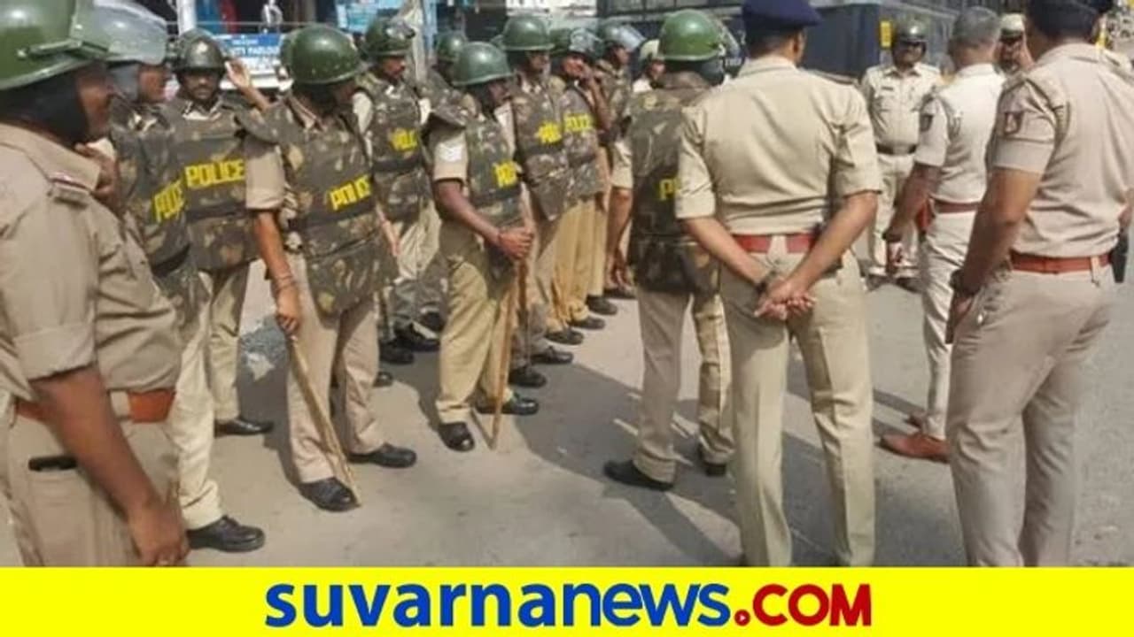 ಕಾನ್ಸ್ಟೇಬಲ್ ದೈಹಿಕ ಪರೀಕ್ಷೆಗೆ ನಕಲಿ ಅಭ್ಯರ್ಥಿ : ಸಂಬಂಧಿಗಳ ಕಳಿಸಿ ಸಿಕ್ಕಿಬಿದ್ದರು ಕಾನ್ಸ್ಟೇಬಲ್ ದೈಹಿಕ ಪರೀಕ್ಷೆಗೆ ನಕಲಿ ಅಭ್ಯರ್ಥಿ : ಸಂಬಂಧಿಗಳ ಕಳಿಸಿ ಸಿಕ್ಕಿಬಿದ್ದರು