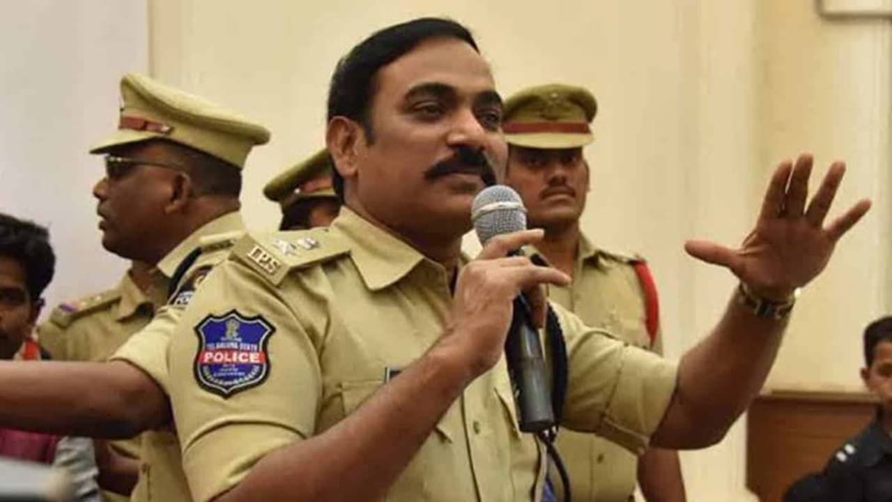 ఎవరిని వదలం.. పోలీసులపై విమర్శలు మానుకోండి: కాంగ్రెస్ నేతలకు రామగుండం సీపీ కౌంటర్ ఎవరిని వదలం.. పోలీసులపై విమర్శలు మానుకోండి: కాంగ్రెస్ నేతలకు రామగుండం సీపీ కౌంటర్