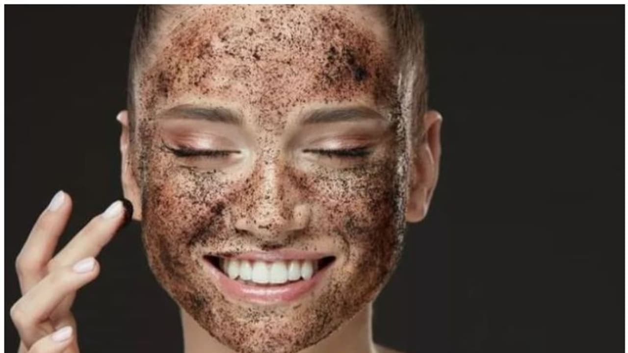 മുഖത്തെ കറുത്ത പാടുകള് മാറാൻ അൽപം കാപ്പി പൊടി മതിയാകും മുഖത്തെ കറുത്ത പാടുകള് മാറാൻ അൽപം കാപ്പി പൊടി മതിയാകും