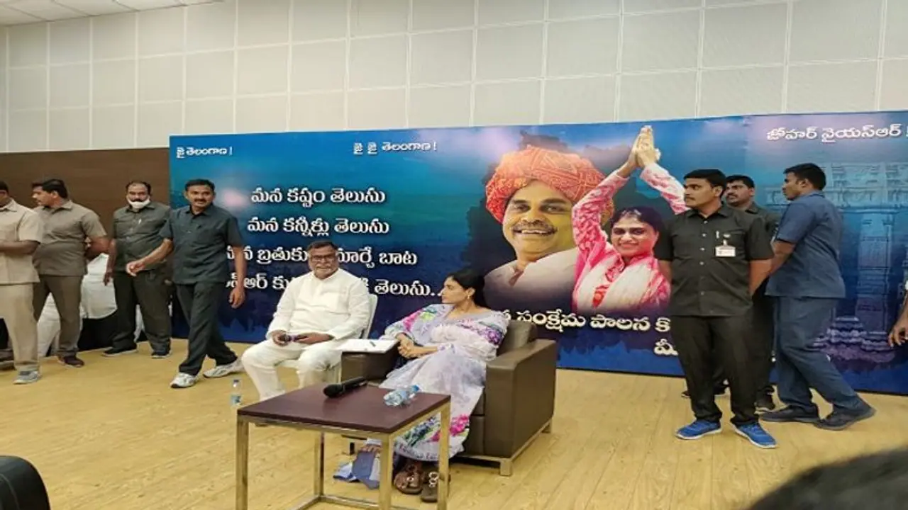 జై తెలంగాణ అంటూ ప్రసంగం ప్రారంభించిన వైఎస్ షర్మిల ( వీడియో) జై తెలంగాణ అంటూ ప్రసంగం ప్రారంభించిన వైఎస్ షర్మిల ( వీడియో)