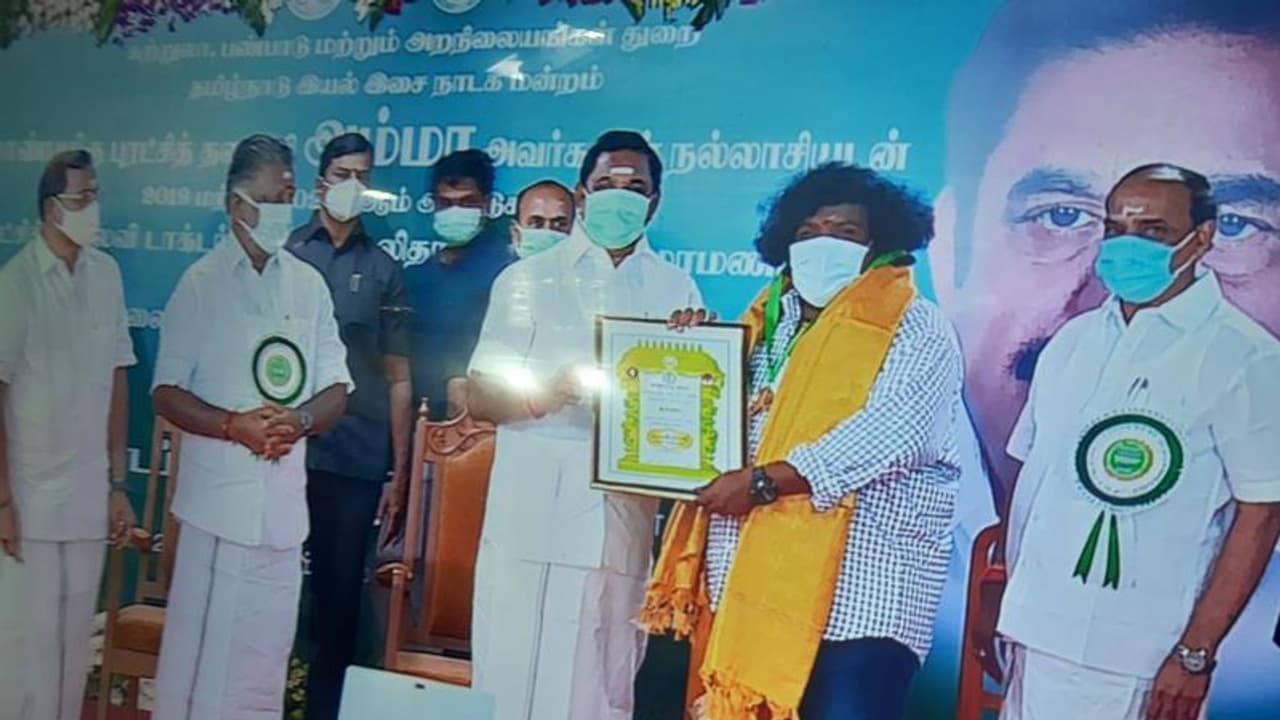 கலைஞர்களை கெளரவித்த முதல்வர்... சரோஜா தேவி டூ சிவகார்த்திகேயனுக்கு கலைமாமணி விருது வழங்கி அசத்தல்...! கலைஞர்களை கெளரவித்த முதல்வர்... சரோஜா தேவி டூ சிவகார்த்திகேயனுக்கு கலைமாமணி விருது வழங்கி அசத்தல்...!