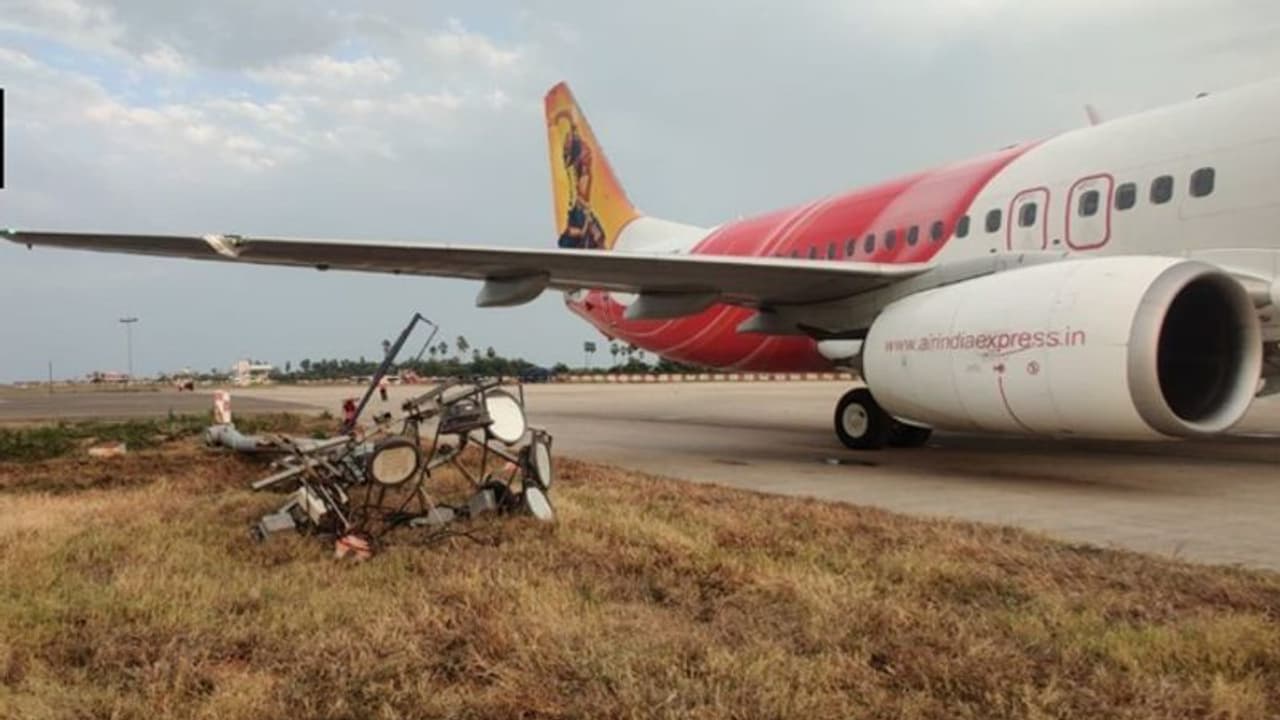 लैंडिंग के वक्त बिजली के खंभे से टकराया यात्री विमान, क्रू मेंबर सहित सभी 64 यात्री सुरक्षित