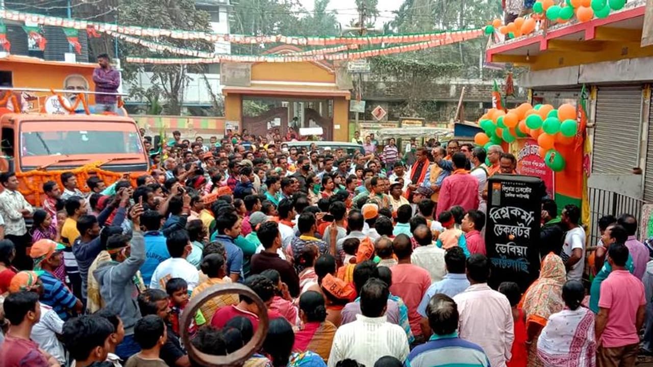বিজেপির রথযাত্রায় বোমা হামলার অভিযোগ, পাল্টা ভাঙচুর তৃণমূল কার্যালয়ে রণক্ষেত্র মিনাখা বিজেপির রথযাত্রায় বোমা হামলার অভিযোগ, পাল্টা ভাঙচুর তৃণমূল কার্যালয়ে রণক্ষেত্র মিনাখা