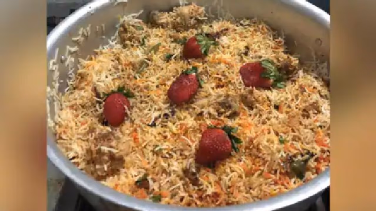 ബിരിയാണിയില് വ്യത്യസ്തമായ പരീക്ഷണം; പ്രതിഷേധവുമായി ബിരിയാണിപ്രേമികള് ബിരിയാണിയില് വ്യത്യസ്തമായ പരീക്ഷണം; പ്രതിഷേധവുമായി ബിരിയാണിപ്രേമികള്