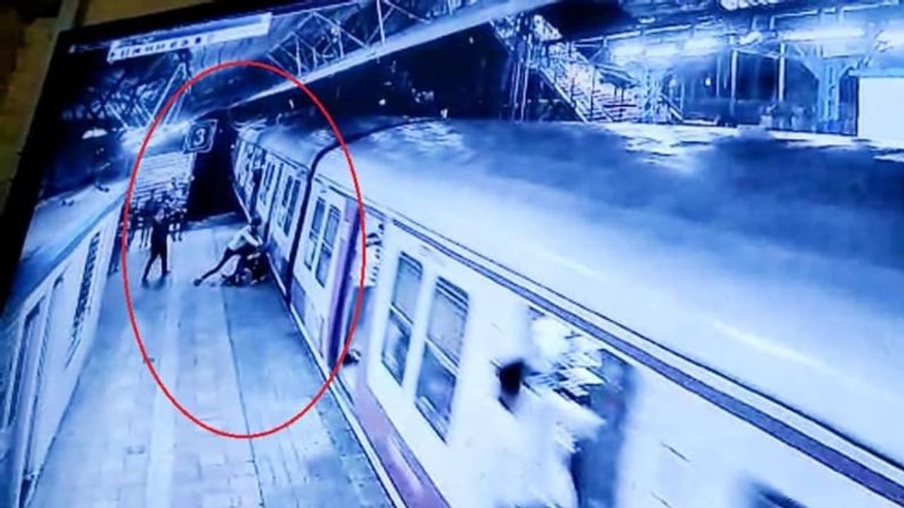 വിവാഹാഭ്യർത്ഥന നിഷേധിച്ച യുവതിയെ ട്രെയിനിന് മുന്നിൽ തള്ളിയിട്ട് യുവാവ് വിവാഹാഭ്യർത്ഥന നിഷേധിച്ച യുവതിയെ ട്രെയിനിന് മുന്നിൽ തള്ളിയിട്ട് യുവാവ്