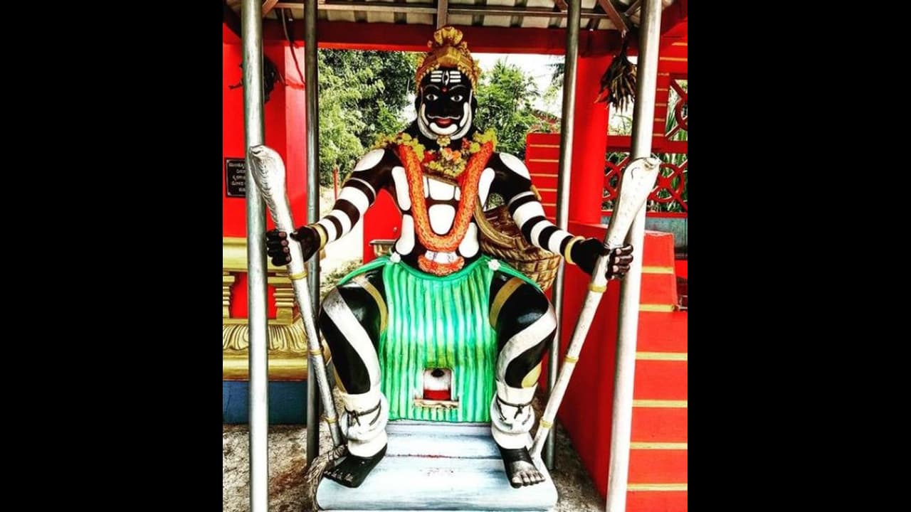 ಭಕ್ತ ಅರ್ಪಿಸಿದ್ದ ಮದ್ಯ ಕದ್ದ ವ್ಯಕ್ತಿಗೆ ಕೊರಗಜ್ಜ ಶಿಕ್ಷೆ: ಭಾರಿ ಚರ್ಚೆ ಭಕ್ತ ಅರ್ಪಿಸಿದ್ದ ಮದ್ಯ ಕದ್ದ ವ್ಯಕ್ತಿಗೆ ಕೊರಗಜ್ಜ ಶಿಕ್ಷೆ: ಭಾರಿ ಚರ್ಚೆ