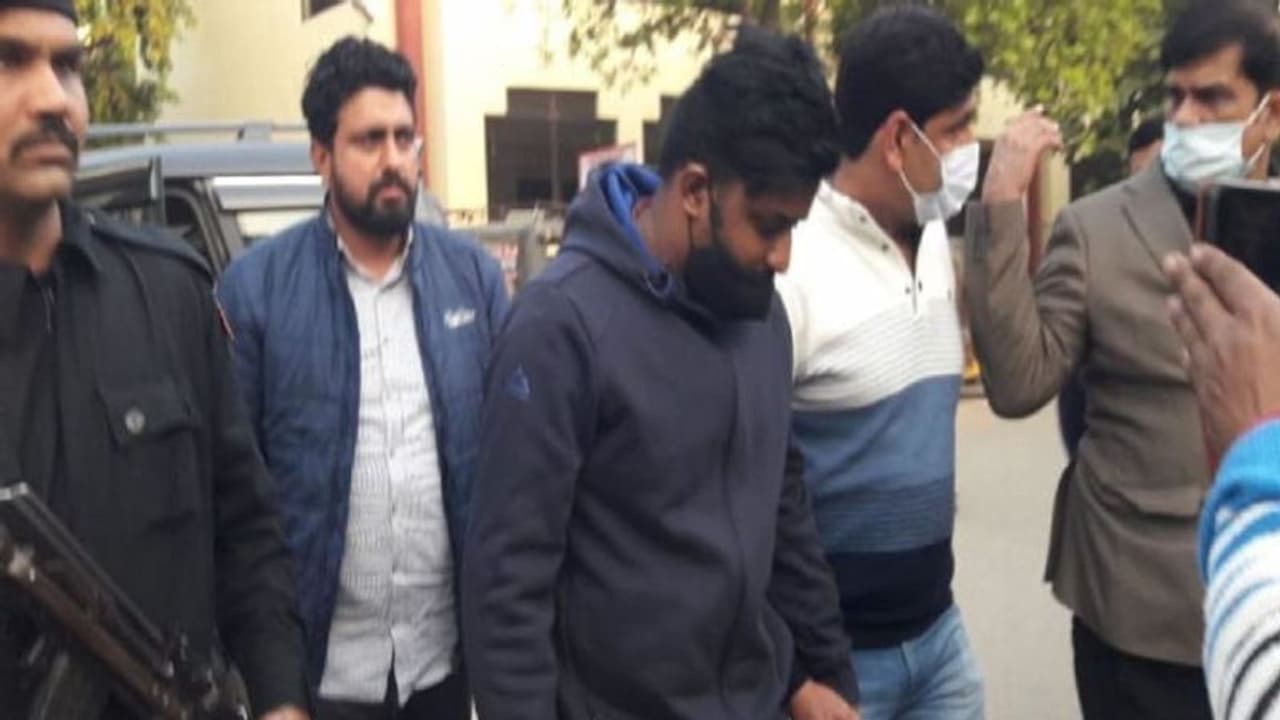 दिल्ली के शाहीनबाग में PFI के दफ्तर पर यूपी STF का छापा, हाथरस हिंसा के आरोपी की गिरफ्तारी के बाद 'एक्शन' दिल्ली के शाहीनबाग में PFI के दफ्तर पर यूपी STF का छापा, हाथरस हिंसा के आरोपी की गिरफ्तारी के बाद 'एक्शन'