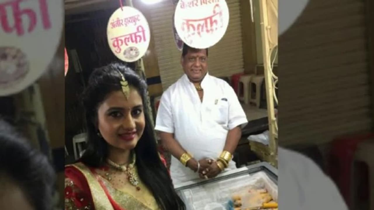 गजब: आधा किलो सोना पहन कर कुल्फी बेचता है ये शख्स, मुख्यमंत्री से लेकर सेलिब्रेटी तक यहां आते हैं खाने