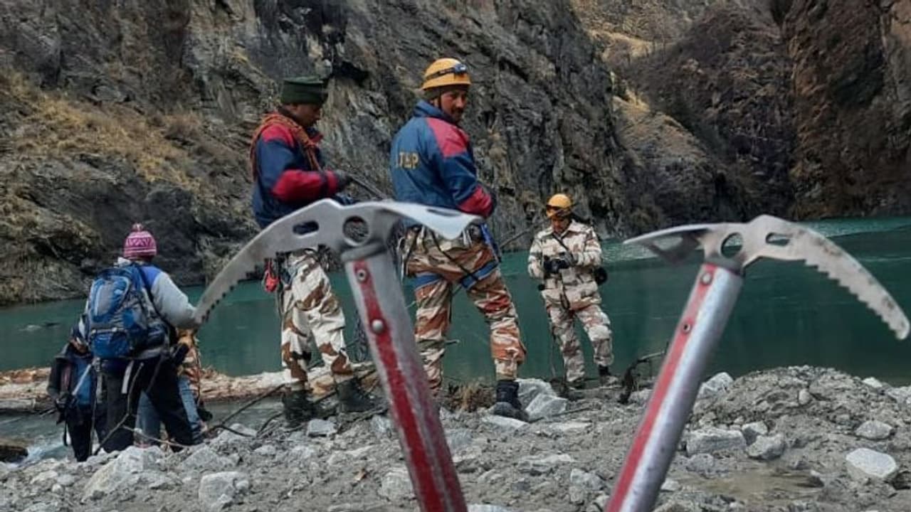 ग्लेशियर टूटने के बाद बनी आर्टिफिशयल झील ने बढ़ाई टेंशन, हलचल पता करने लगाई सेंसर डिवाइस ग्लेशियर टूटने के बाद बनी आर्टिफिशयल झील ने बढ़ाई टेंशन, हलचल पता करने लगाई सेंसर डिवाइस