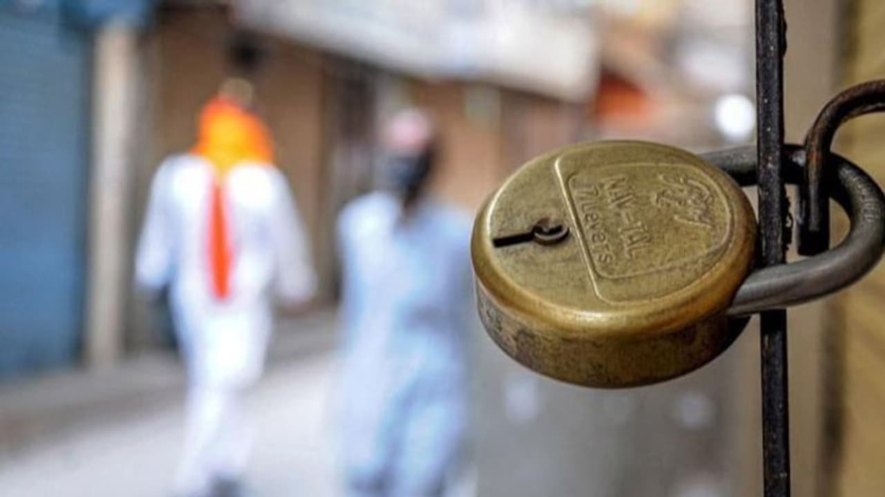 வேகமெடுக்கும் கொரோனா... 11 மாவட்டங்களில் இரவு நேர ஊரடங்கு... முதல்வர் வெளியிட்ட அதிரடி உத்தரவு! வேகமெடுக்கும் கொரோனா... 11 மாவட்டங்களில் இரவு நேர ஊரடங்கு... முதல்வர் வெளியிட்ட அதிரடி உத்தரவு!