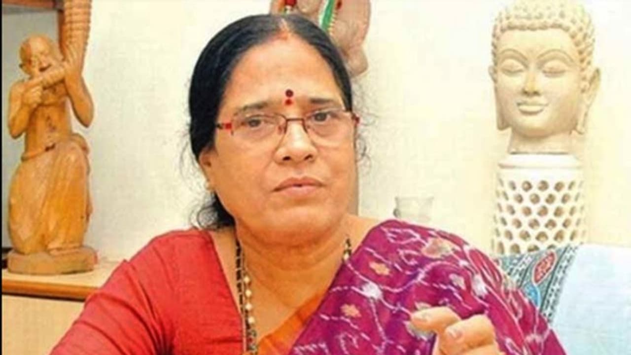 కాంగ్రెస్కు చెక్: కేసీఆర్ అనూహ్య నిర్ణయం.. టీఆర్ఎస్ ఎమ్మెల్సీ అభ్యర్ధిగా పీవీ కుమార్తె కాంగ్రెస్కు చెక్: కేసీఆర్ అనూహ్య నిర్ణయం.. టీఆర్ఎస్ ఎమ్మెల్సీ అభ్యర్ధిగా పీవీ కుమార్తె