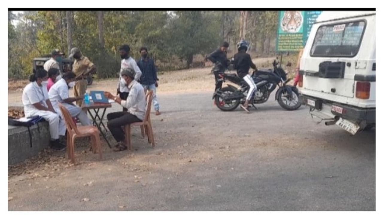 അതിര്ത്തിയിൽ കര്ശന നിയന്ത്രണവുമായി കര്ണാടകം: തലപ്പാടിയിൽ റോഡ് ഉപരോധിച്ച് യുഡിഎഫിന്റെ പ്രതിഷേധം അതിര്ത്തിയിൽ കര്ശന നിയന്ത്രണവുമായി കര്ണാടകം: തലപ്പാടിയിൽ റോഡ് ഉപരോധിച്ച് യുഡിഎഫിന്റെ പ്രതിഷേധം