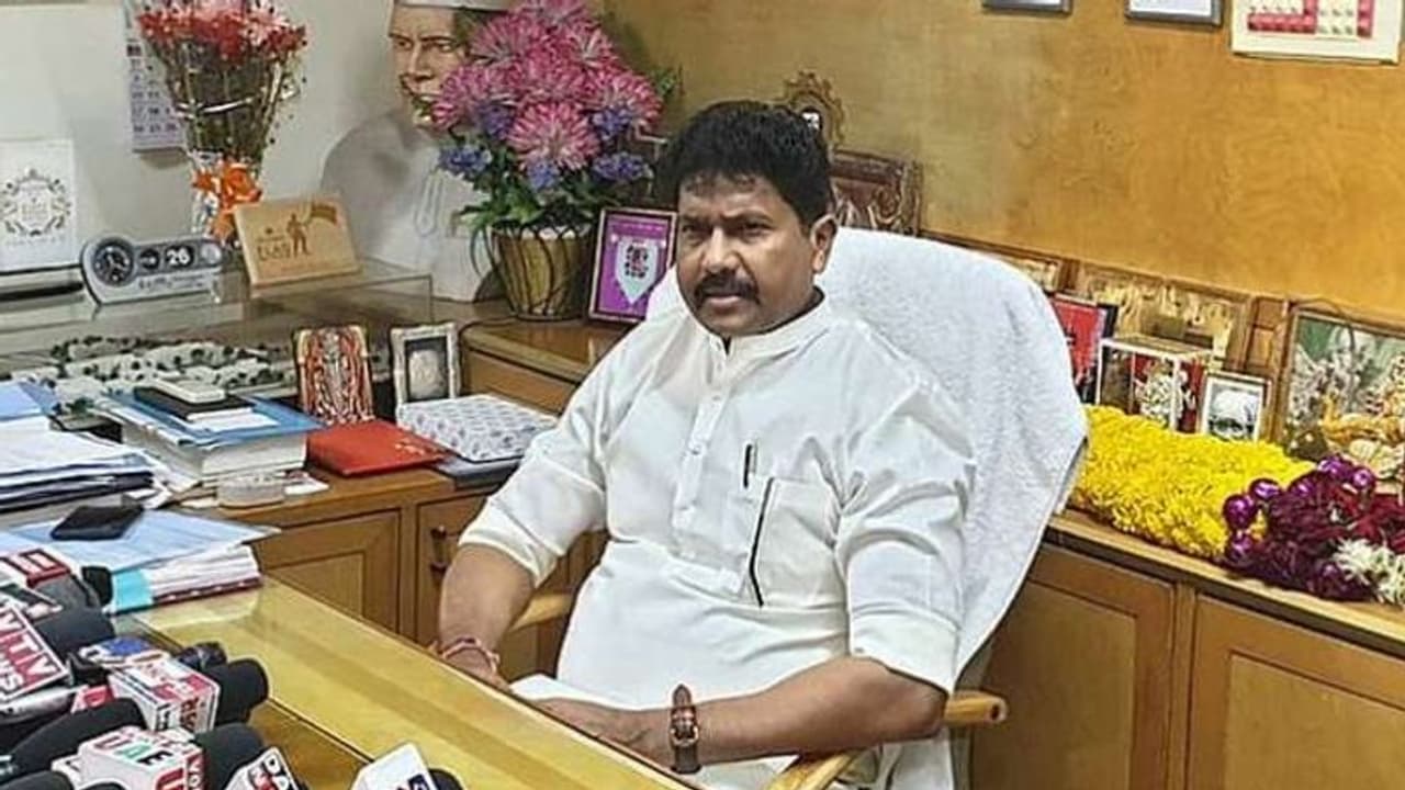 दादरा नगर हवेली से सांसद मोहन डेलकर का शव मुंबई के होटल में मिला, गुजराती में लिखा एक सुसाइड नोट भी था दादरा नगर हवेली से सांसद मोहन डेलकर का शव मुंबई के होटल में मिला, गुजराती में लिखा एक सुसाइड नोट भी था