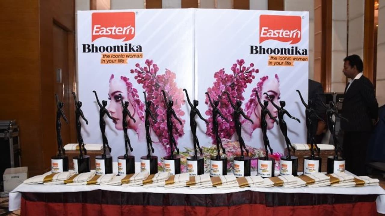 ഉൾക്കരുത്തുകൊണ്ട് ഉയർന്നു പറന്ന വനിതാരത്നങ്ങൾക്ക് ആദരവൊരുക്കി ഈസ്റ്റേൺ ഭൂമിക ഉൾക്കരുത്തുകൊണ്ട് ഉയർന്നു പറന്ന വനിതാരത്നങ്ങൾക്ക് ആദരവൊരുക്കി ഈസ്റ്റേൺ ഭൂമിക